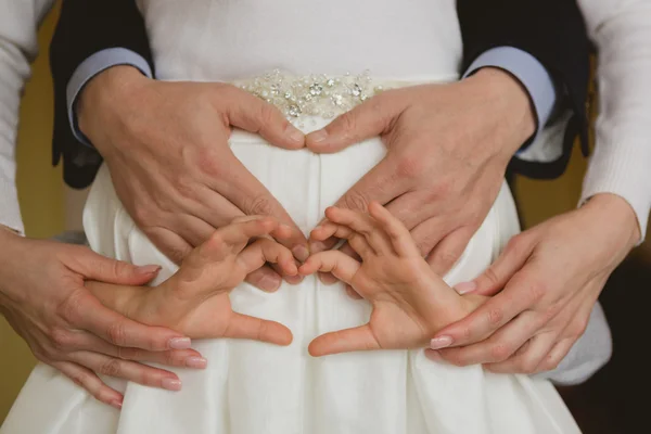 Família de mãos dadas juntos close-up — Fotografia de Stock