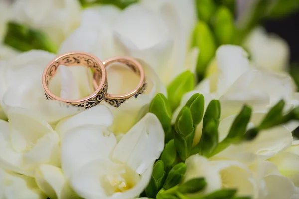 Két jegygyűrű a végtelen jele. Szeretet fogalma. — Stock Fotó