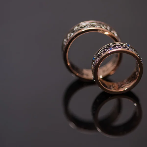 Two wedding rings in infinity sign. Love concept. — Stock Photo, Image