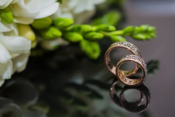 Two wedding rings in infinity sign. Love concept. — Stock Photo, Image