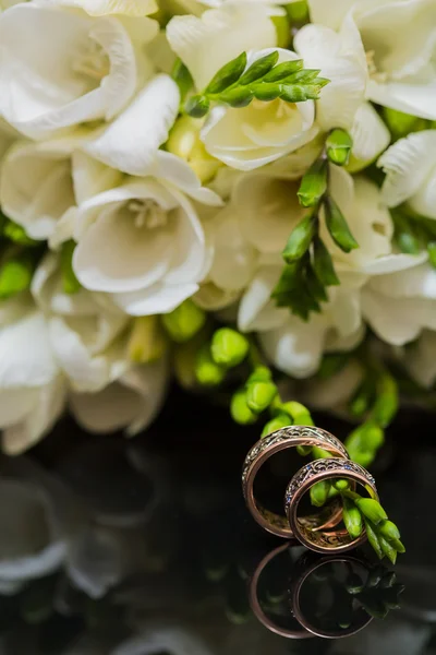 Duas alianças de casamento em sinal infinito. Conceito de amor . — Fotografia de Stock