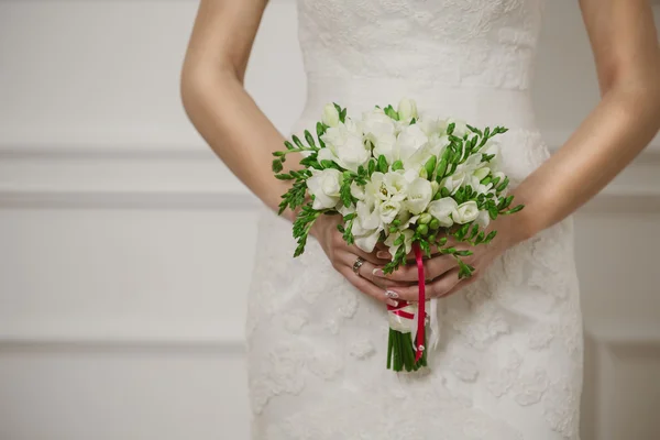 Bellissimo bouquet da sposa in mano — Foto Stock