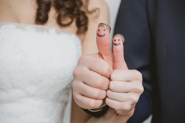 Trouwringen op hun vingers geschilderd met de bruid en bruidegom, grappige kleine mensen — Stockfoto