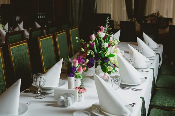 Hermosas flores en la mesa —  Fotos de Stock