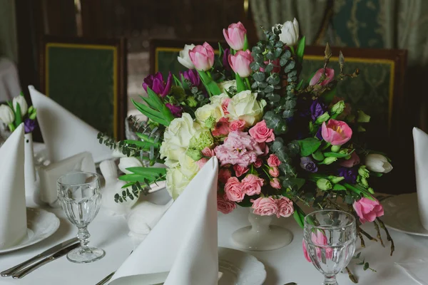 Mooie bloemen op tafel — Stockfoto