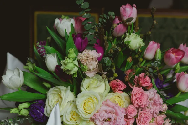 Vackra blommor på bordet — Stockfoto