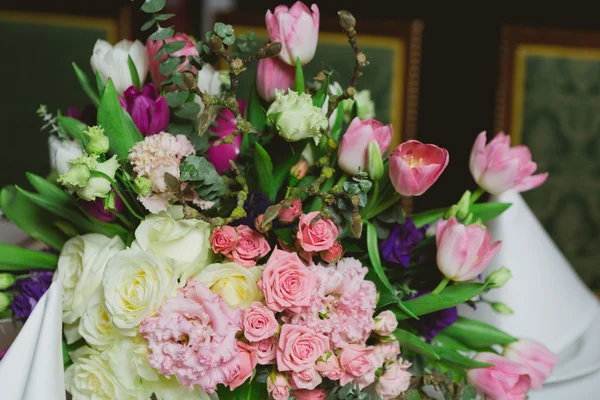 Красивые цветы на столе — стоковое фото