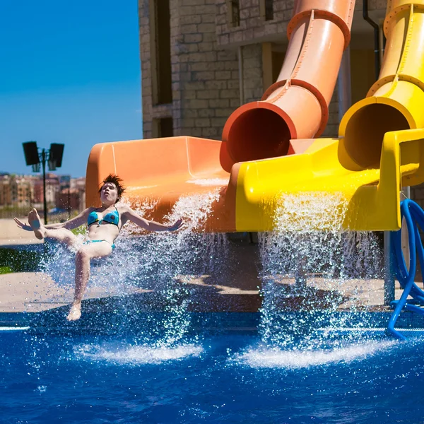 Happy femme glissant parc aquatique . — Photo