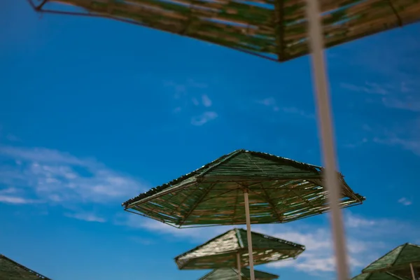 太阳伞和沙滩 — 图库照片