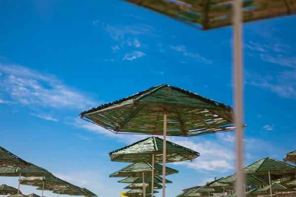 Strand met parasol — Stockfoto