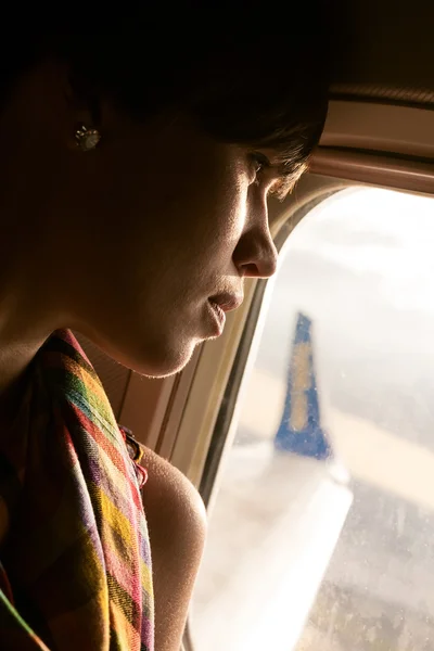 Vrouwelijke vliegtuig reizigerskilometers genieten van het uitzicht — Stockfoto