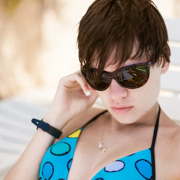 Sexy jonge vrouw op het strand — Stockfoto