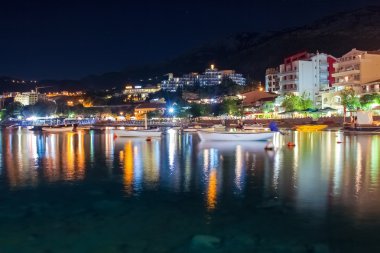 Karadağ, Rafailovici. Deniz plaj gün batımı görünümü