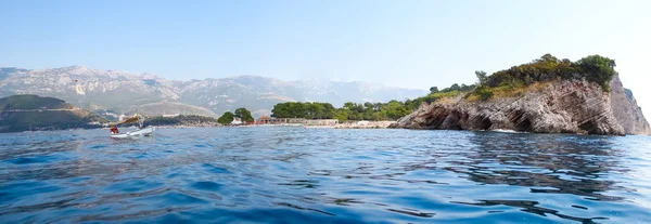 Kayaların üzerinden saydam okyanus su — Stok fotoğraf