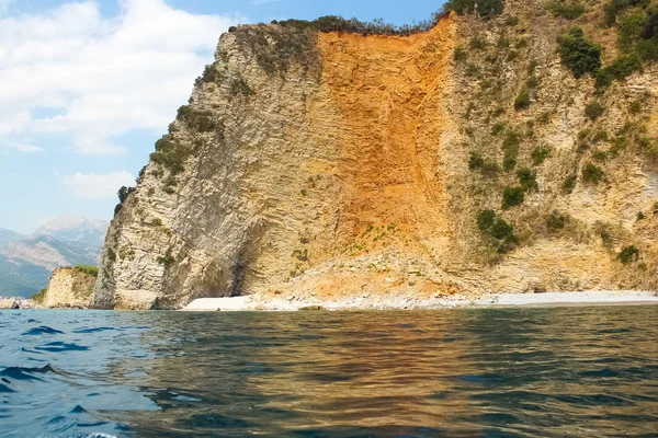 Le rocce sopra l'acqua trasparente dell'oceano. Montenegro — Foto Stock