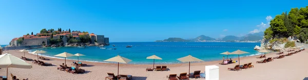 Beach near the island Sveti Stefan. — Stock Photo, Image