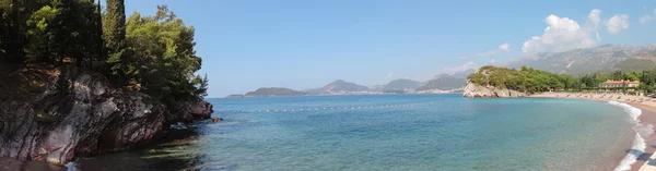 Plaża w pobliżu wyspy Sveti Stefan. — Zdjęcie stockowe