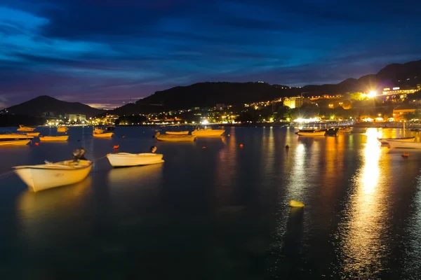 Karadağ, Rafailovici. Deniz plaj gün batımı görünümü — Stok fotoğraf