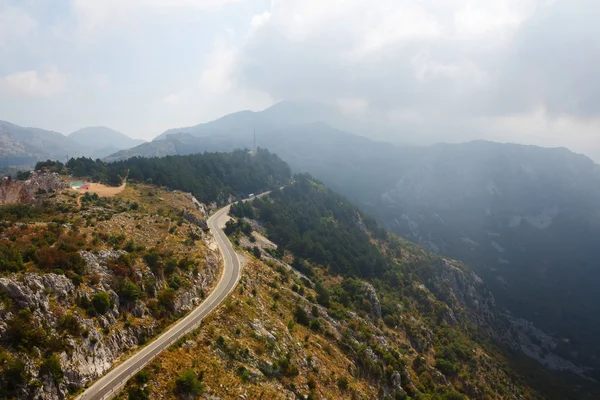 El camino de montaña en Montenegro . — Foto de Stock