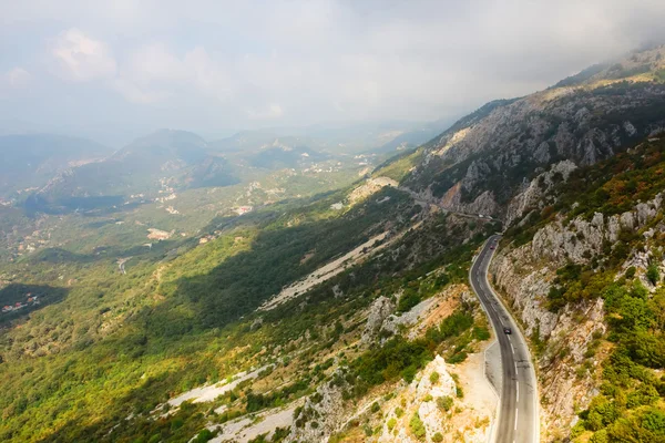 El camino de montaña en Montenegro . — Foto de Stock