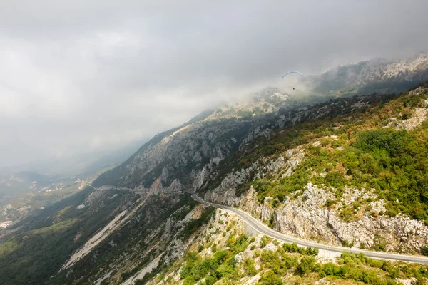 El camino de montaña en Montenegro . — Foto de Stock