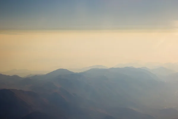 Krajina, hory. pohled z okna letadla — Stock fotografie