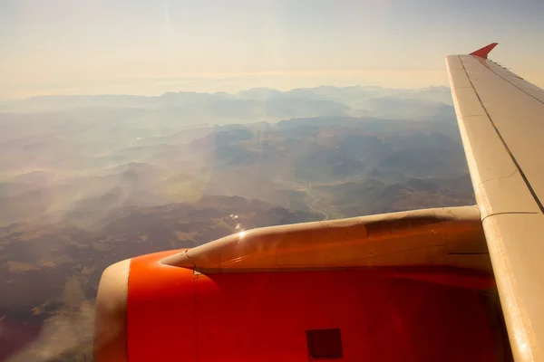 Paisagem da Montanha. vista da janela do avião — Fotografia de Stock