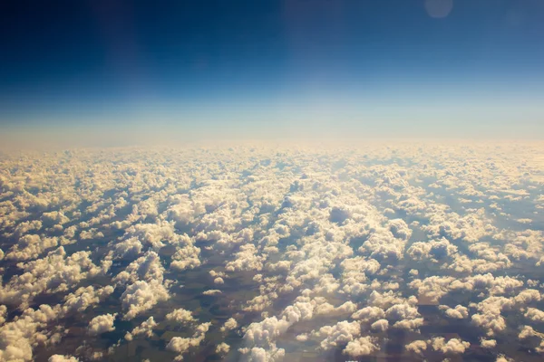 Witte wolken in blauwe hemel. Luchtfoto van vliegtuig. — Stockfoto