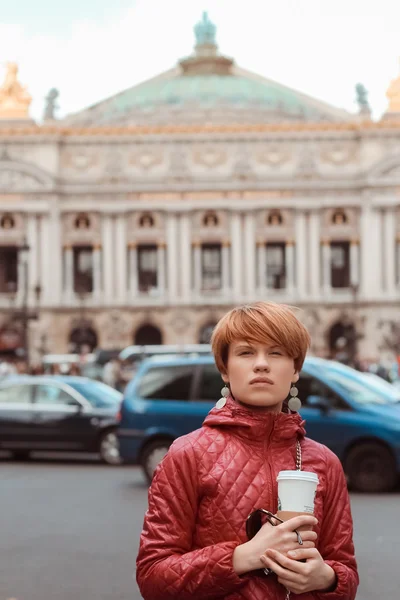 Blond kvinna porträtt framför Operateatern Paris, Frankrike. — Stockfoto