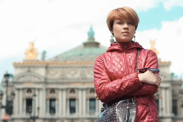 Portrait de femme blonde devant l'Opéra Paris, France. — Photo