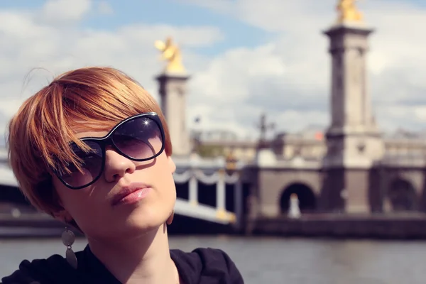 Vacker ung kvinna i Paris, Frankrike. — Stockfoto