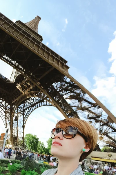 Красива молода жінка в Парижі, Франція . — стокове фото