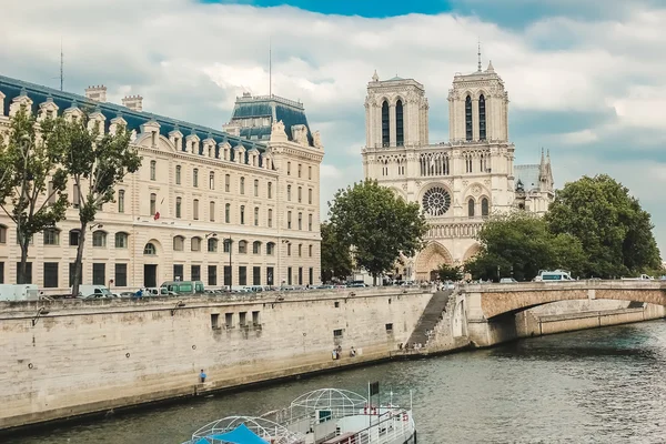 Notre Dame tekne Seine, Fransa ile — Stok fotoğraf