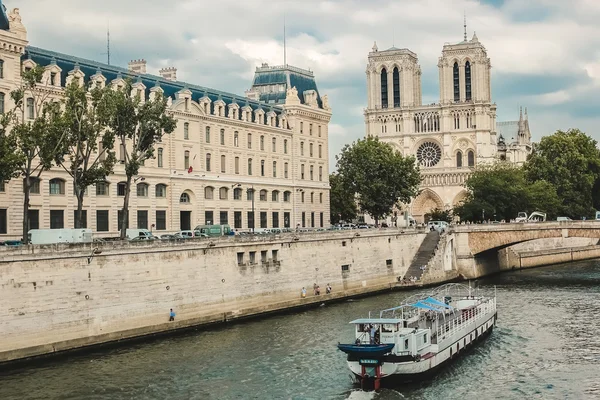 Notre Dame con barco en Seine, Francia — Foto de Stock