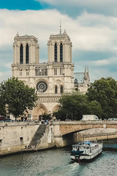 Notre Dame tekne Seine, Fransa ile — Stok fotoğraf