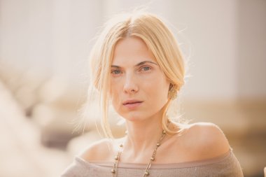 Güzel bir kızın moda portresi.