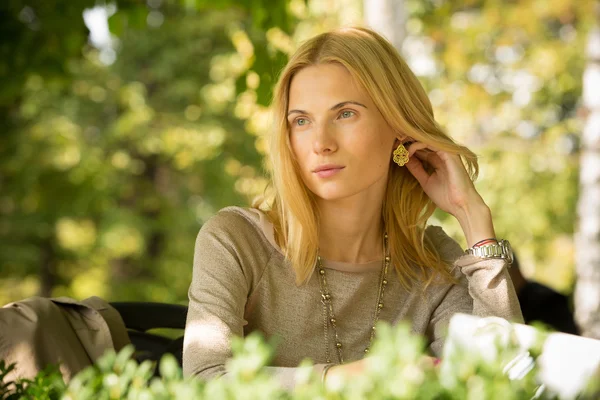 Portrait of a beautiful young woman in park. — Stock Photo, Image