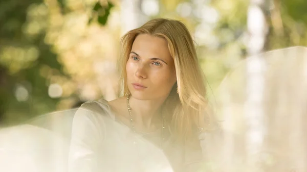 Portrait of a beautiful young woman in park. — Stock Photo, Image