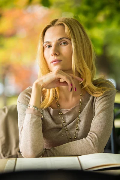 Portrait of a beautiful young woman in park. — Stock Photo, Image