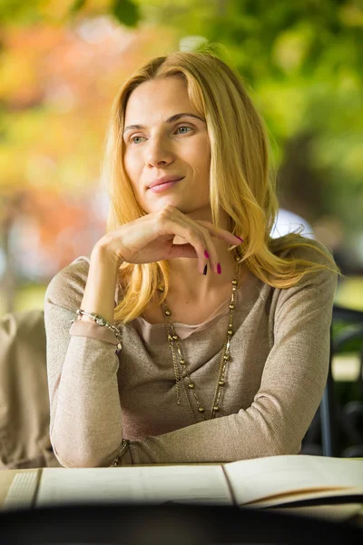 Portrait of a beautiful young woman in park. — Stock Photo, Image