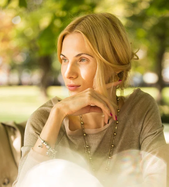 Porträt einer schönen jungen Frau im Park. — Stockfoto