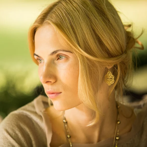 Portrait of a beautiful young woman in park. — Stock Photo, Image