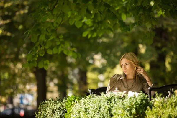 Portrait of a beautiful young woman in park. — Stock Photo, Image