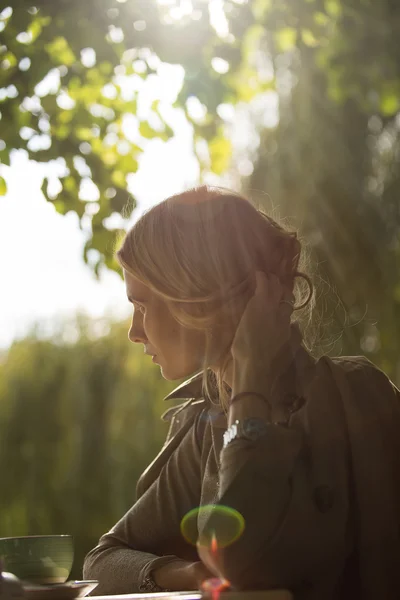 Ritratto di una bella giovane donna nel parco. — Foto Stock