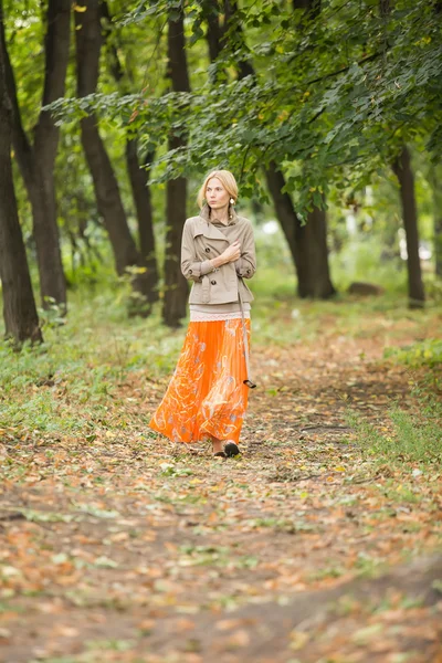 Young woman walking in forest — Stock Photo, Image