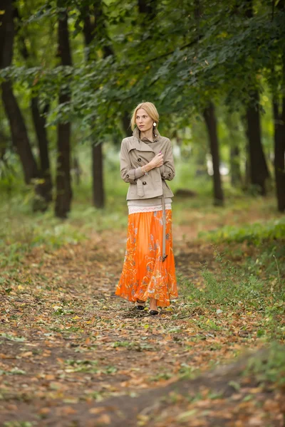 Jeune femme marchant dans la forêt — Photo