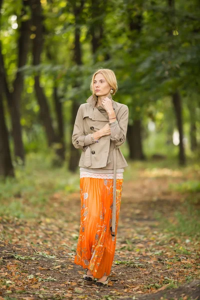 Junge Frau läuft im Wald — Stockfoto