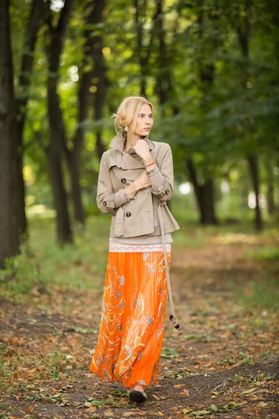 Jeune femme marchant dans la forêt — Photo