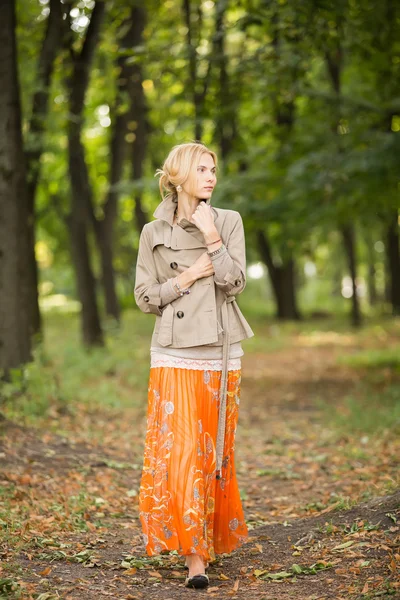 Jeune femme marchant dans la forêt — Photo