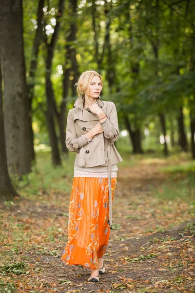 Ung kvinna promenader i skogen — Stockfoto